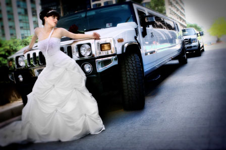 Mariée avec limousine hummer